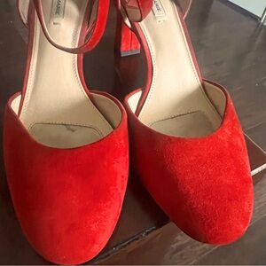 Women’s 1 inch red velvet shoe! 👠 perfect condition.